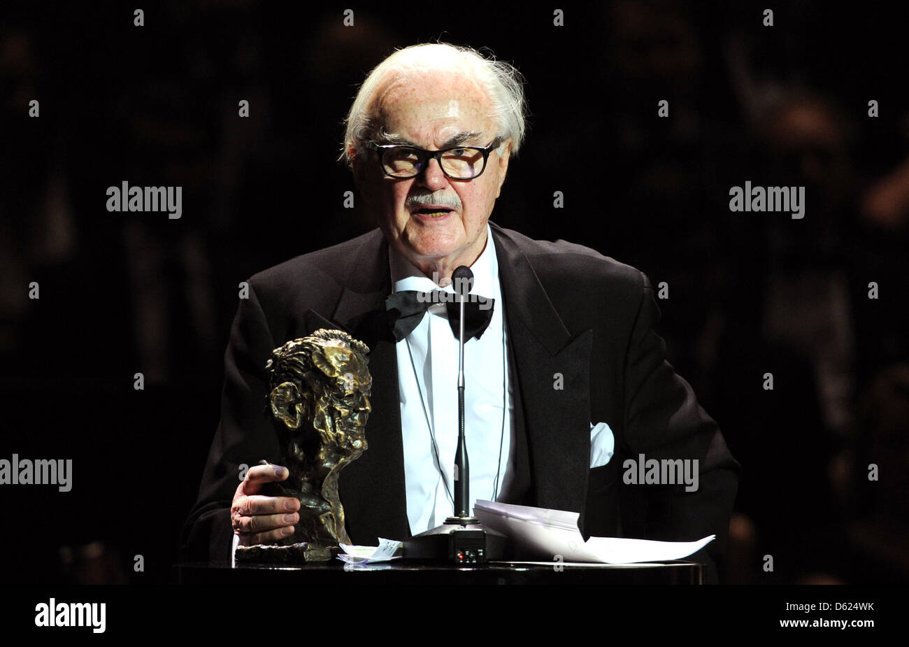 Franz C. Gundlach riceve la Henri-Nannen-Award nella categoria 'vita di lavoro' e grazie al pubblico presso il Deutsches Schauspielhaus di Amburgo, Germania, 11 maggio 2012. Il premio per il miglior giornalisti è iniziata dalla casa editrice Gruner + Jahr e comprende 35 000 euro in palio. Foto: Angelika Warmuth Foto Stock