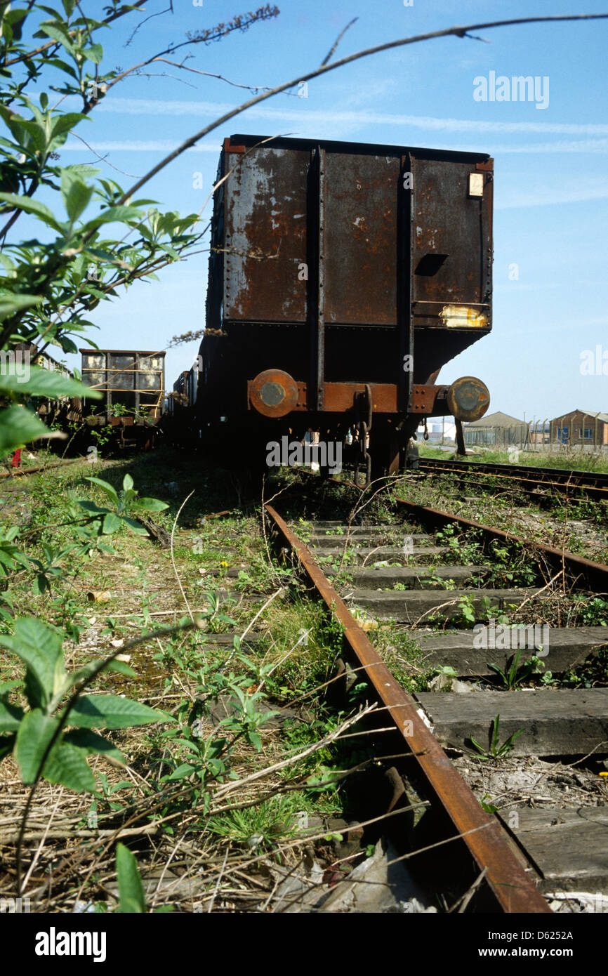 Woodhams Barry Island treno scrapyard in Galles nel 1980 ricoperta con la linea ferroviaria e rottami railtruck in background Foto Stock