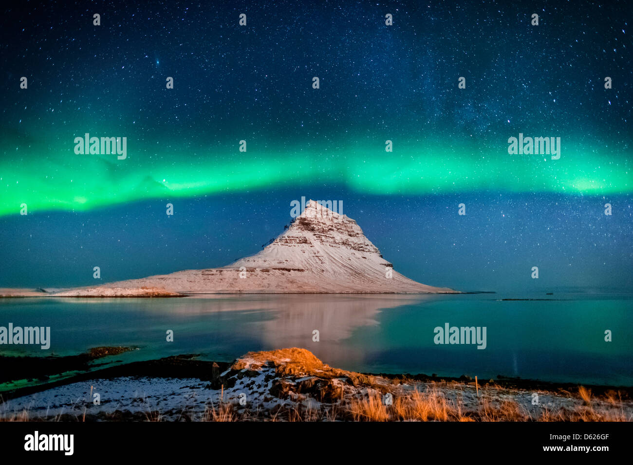 Aurora Boreale o luci del nord con la Via Lattea, Mt. Kirkjufell, Grundarfjordur, Snaefellsnes, Penisola Islanda Foto Stock