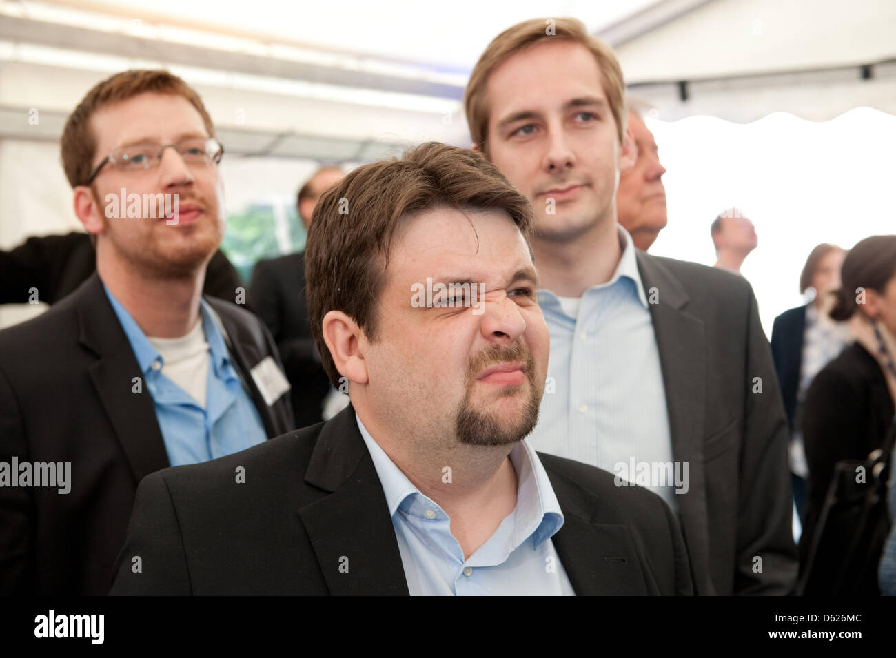 I sostenitori della CDU reagiscono all'annuncio del primo proiezioni dei risultati delle elezioni di stato nella Renania settentrionale-Vestfalia a Duesseldorf in Germania, 13 maggio 2012. Foto: BERND THISSEN Foto Stock