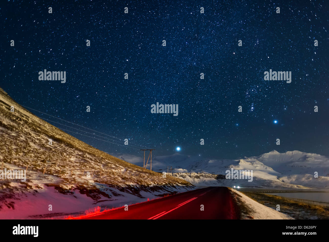 Notte stellata-Via Lattea con strada vuota e linee di alimentazione, Grundarfjordur, Snaefellsnes Peninsula, Islanda Foto Stock