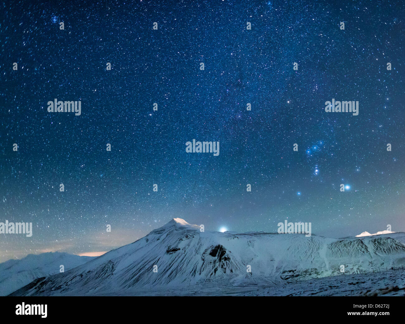 Notte stellata-Via Lattea su paesaggi innevati, Islanda Foto Stock