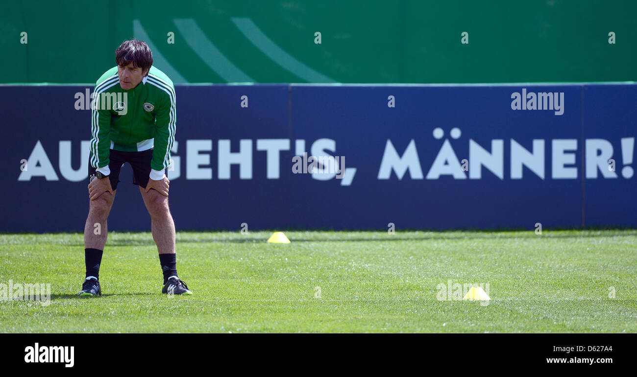 German National Soccer coach Joachim Loew supervisiona una sessione di prove del team nazionale tedesco all'Andrea Corda stadium di Abbiadori sull isola di Sardegna, Italia, 14 maggio 2012. Il tedesco della nazionale di calcio si sta preparando per il 2012 Campionati Europei. Foto: MARCUS BRANDT Foto Stock