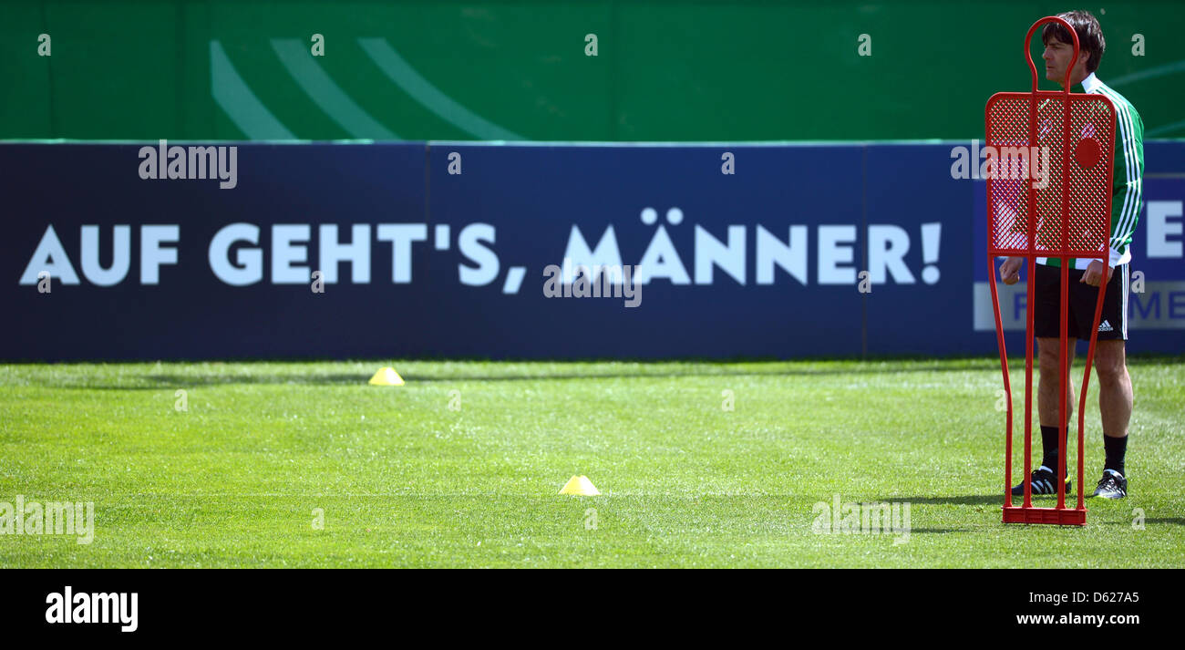 German National Soccer coach Joachim Loew supervisiona una sessione di prove del team nazionale tedesco all'Andrea Corda stadium di Abbiadori sull isola di Sardegna, Italia, 14 maggio 2012. Il tedesco della nazionale di calcio si sta preparando per il 2012 Campionati Europei. Foto: MARCUS BRANDT Foto Stock