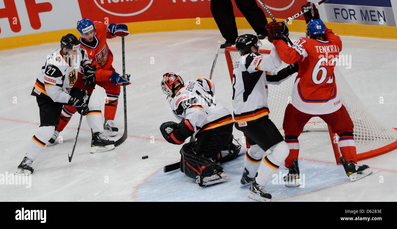 La Germania Kevin Lavallee (l) e il ceco David Krejci (2.v.l) si contendono il puck durante i Campionati Mondiali di hockey su ghiaccio turno preliminare match tra Repubblica Ceca e in Germania all'Ericsson Globe Arena di Stoccolma, Svezia, 15 maggio 2012. Foto: Peter Steffen dpa +++(c) dpa - Bildfunk+++ Foto Stock