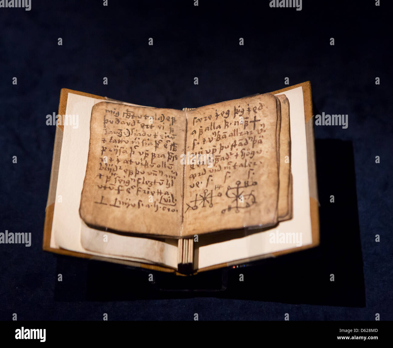 Libro Galdrakver 1670 -islandese di saghe in mostra presso la casa culturale (Thjodmenningarhusid) Reykjavik, Islanda Foto Stock