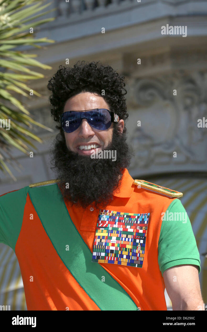 Attore sacha baron cohen pone a promuovere "il dittatore' durante il sessantacinquesimo Cannes Film Festival di fronte all'Hotel Carlton a Cannes, Francia, il 16 maggio 2012. Foto: Hubert Boesl Foto Stock