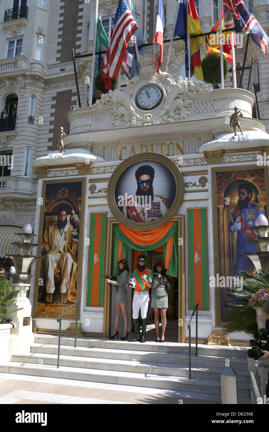 Attore sacha baron cohen pone a promuovere "il dittatore' durante il sessantacinquesimo Cannes Film Festival di fronte all'Hotel Carlton a Cannes, Francia, il 16 maggio 2012. Foto: Hubert Boesl Foto Stock