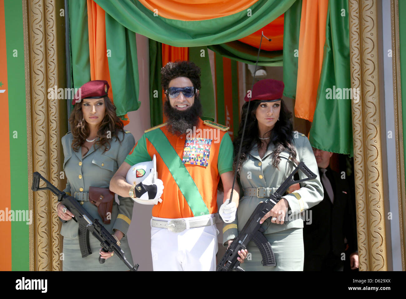 Attore sacha baron cohen pone a promuovere "il dittatore' durante il sessantacinquesimo Cannes Film Festival di fronte all'Hotel Carlton a Cannes, Francia, il 16 maggio 2012. Foto: Hubert Boesl Foto Stock