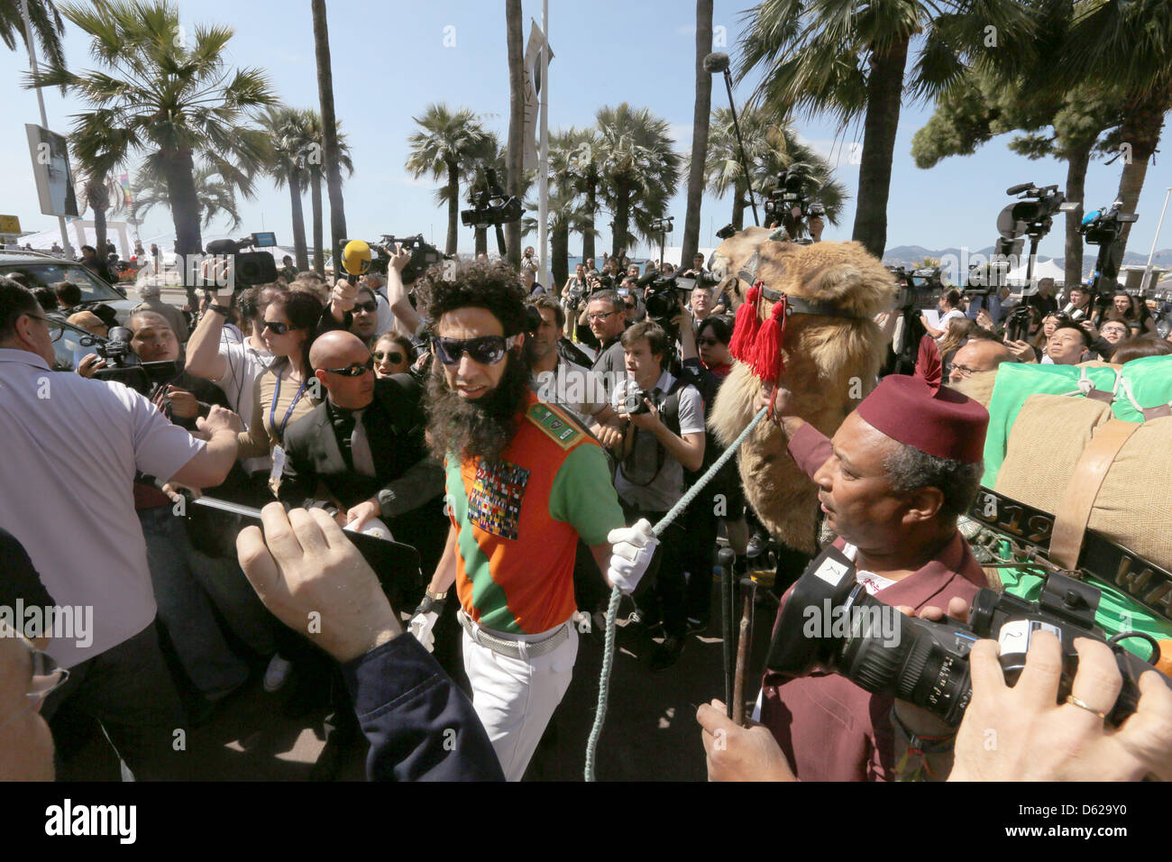 Attore sacha baron cohen pone a promuovere "il dittatore' durante il sessantacinquesimo Cannes Film Festival di fronte all'Hotel Carlton a Cannes, Francia, il 16 maggio 2012. Foto: Hubert Boesl Foto Stock