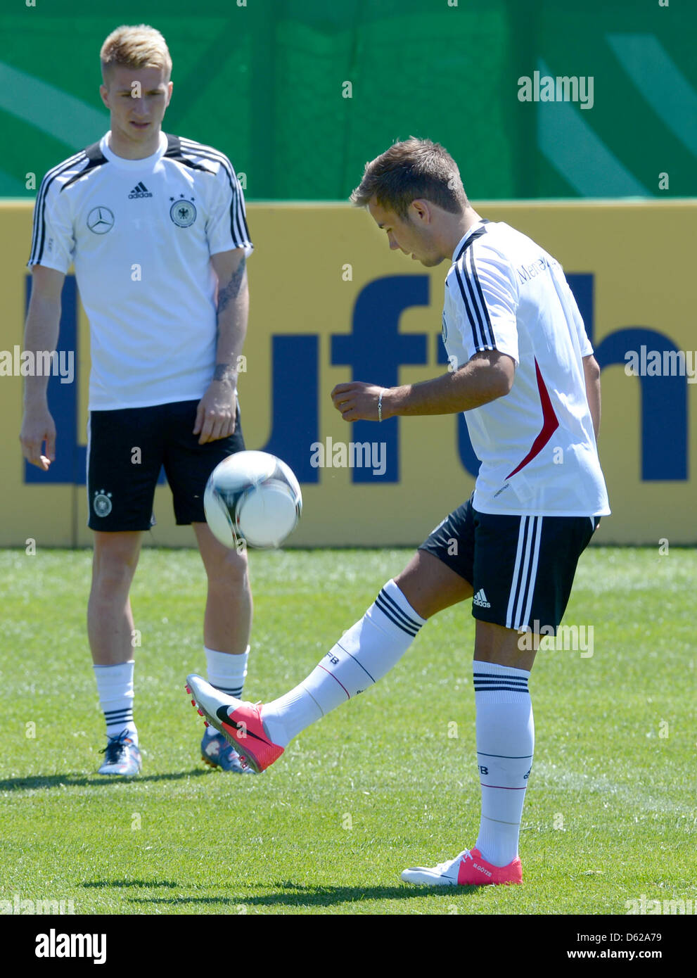 Nazionale tedesco di giocatori di calcio Mario Goetze (R) e Marco Reus prendete parte a una sessione di allenamento della nazionale tedesca saoccer team di Andrea Corda Stasium in Abbiadori sull isola di Sardegna, Italia, 17 maggio 2012. Il team nazionale tedesco è attualmente in un campo di addestramento in Sardegna per preparare per il 2012 UEFA campionato europeo di calcio. Foto: MARCUS BRANDT Foto Stock