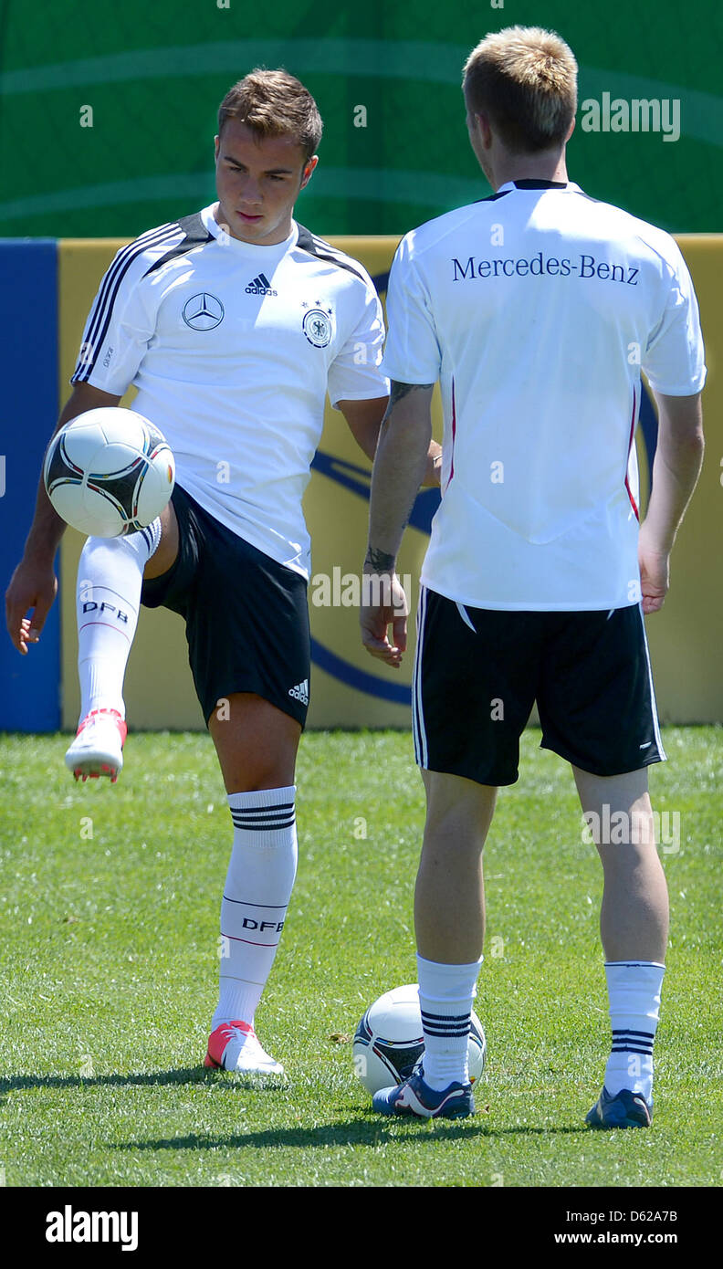 Nazionale tedesco di giocatori di calcio Mario Goetze (L) e Marco Reus prendete parte a una sessione di allenamento della nazionale tedesca saoccer team di Andrea Corda Stasium in Abbiadori sull isola di Sardegna, Italia, 17 maggio 2012. Il team nazionale tedesco è attualmente in un campo di addestramento in Sardegna per preparare per il 2012 UEFA campionato europeo di calcio. Foto: MARCUS BRANDT Foto Stock