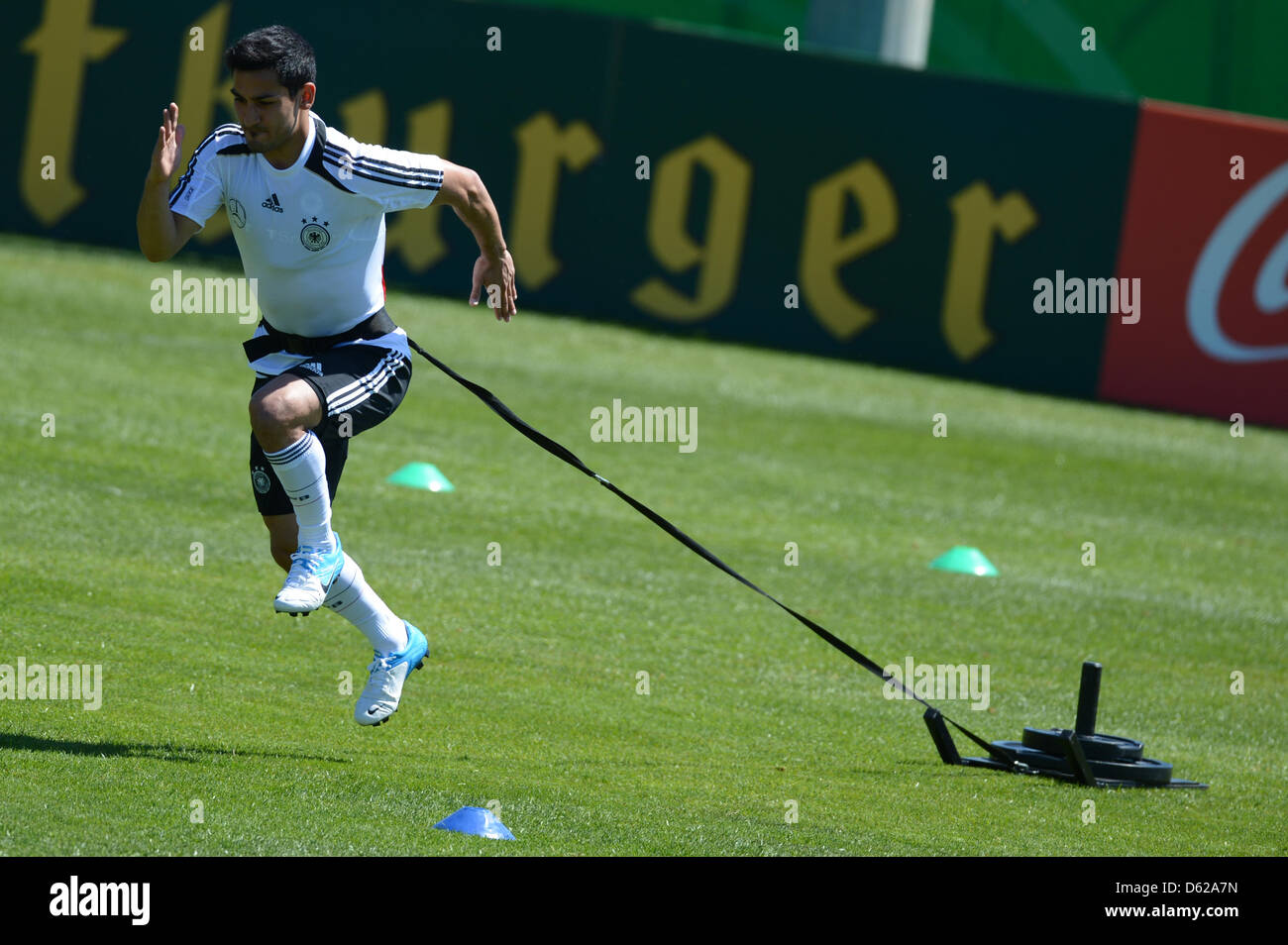 Nazionale tedesco di giocatore di calcio Ilkay Guendogan prende parte a una sessione di allenamento della nazionale tedesca di calcio ad Andrea Corda Stadium di Abbiadori sull isola di Sardegna, Italia, 17 maggio 2012. Il team nazionale tedesco è attualmente in un campo di addestramento in Sardegna per preparare per il 2012 UEFA campionato europeo di calcio. Foto: MARCUS BRANDT Foto Stock