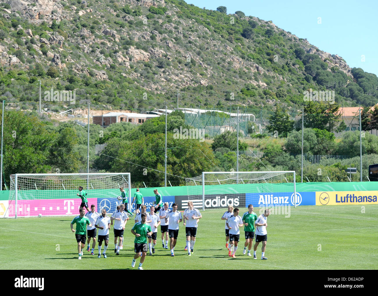 I giocatori della nazionale tedesca di calcio sono illustrati nel corso di una sessione di allenamento della nazionale tedesca di calcio ad Andrea Corda Stadium di Abbiadori sull isola di Sardegna, Italia, 17 maggio 2012. Il team nazionale tedesco è attualmente in un campo di addestramento in Sardegna per preparare per il 2012 UEFA campionato europeo di calcio. Foto: MARCUS BRANDT Foto Stock