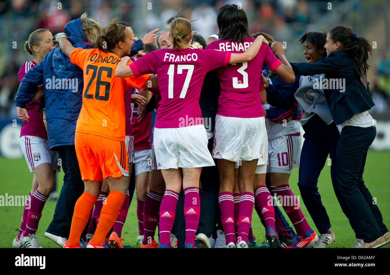 Lyonnais' team celebra la vittoria della UEFA donne s Champions League contro 1. FFC Francoforte presso lo Stadio Olimpico di Monaco di Baviera, Germania, il 17 maggio 2012. Foto: Sven Hoppe dpa/lby +++(c) dpa - Bildfunk+++ Foto Stock