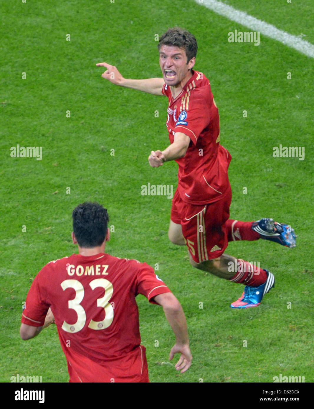 Monaco di Baviera Thomas Mueller (top) festeggia con il suo compagno di squadra Mario Gomez dopo il punteggio 1-0 durante la UEFA Champions League Soccer finale tra FC Bayern Monaco e FC Chelsea a Fußball Arena München a Monaco di Baviera, Germania, il 19 maggio 2012. Foto: Peter Kneffel dpa/lby +++(c) dpa - Bildfunk+++ Foto Stock