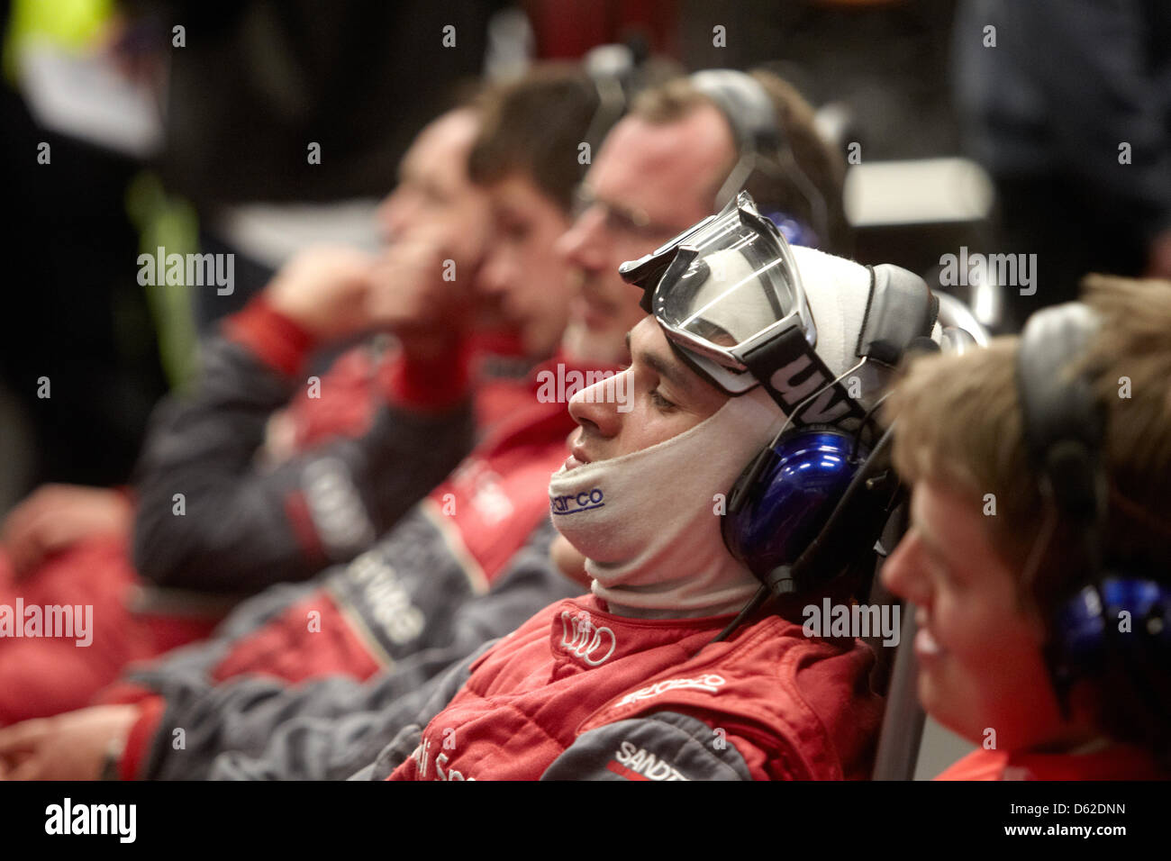 L'equipaggio di Audi Sport Team Phoenix si rilassa tra due pit stop durante la 24 Ore del Nuerburgring gara al Nuerburgring, Germania, 19 maggio 2012. 170 automobili prendere parte all'evento racing. Foto: THOMAS FREY Foto Stock