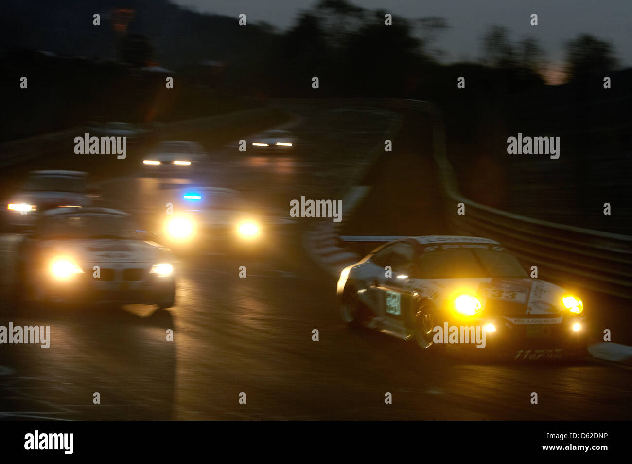 Inseguire le automobili sono visti durante la 24 Ore del Nuerburgring gara al Nuerburgring, Germania, 19 maggio 2012. 170 automobili prendere parte all'evento racing. Foto: THOMAS FREY Foto Stock