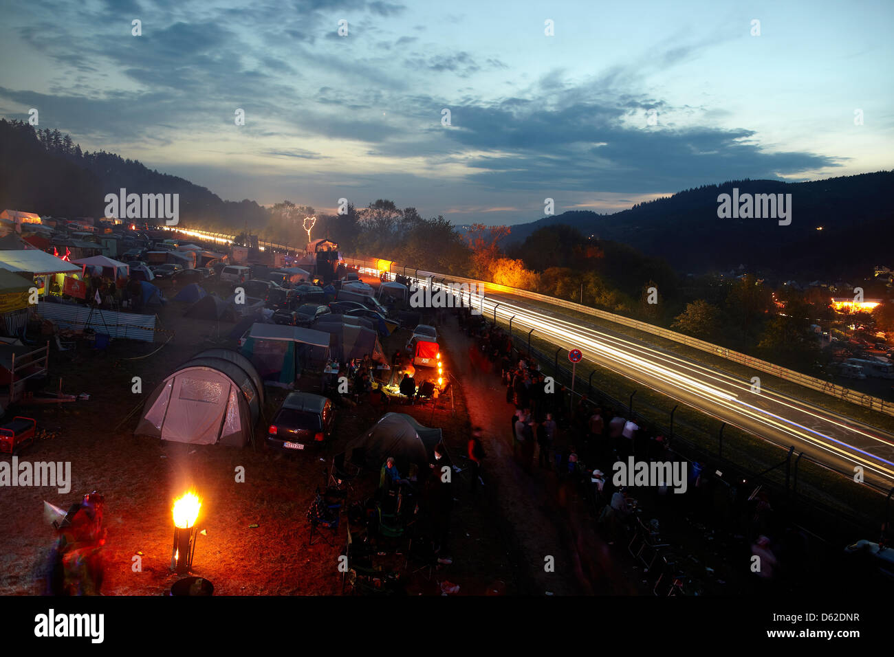 Le luci di inseguire le automobili sono visti durante la 24 Ore del Nuerburgring gara al Nuerburgring, Germania, 19 maggio 2012. 170 automobili prendere parte all'evento racing. Foto: THOMAS FREY Foto Stock