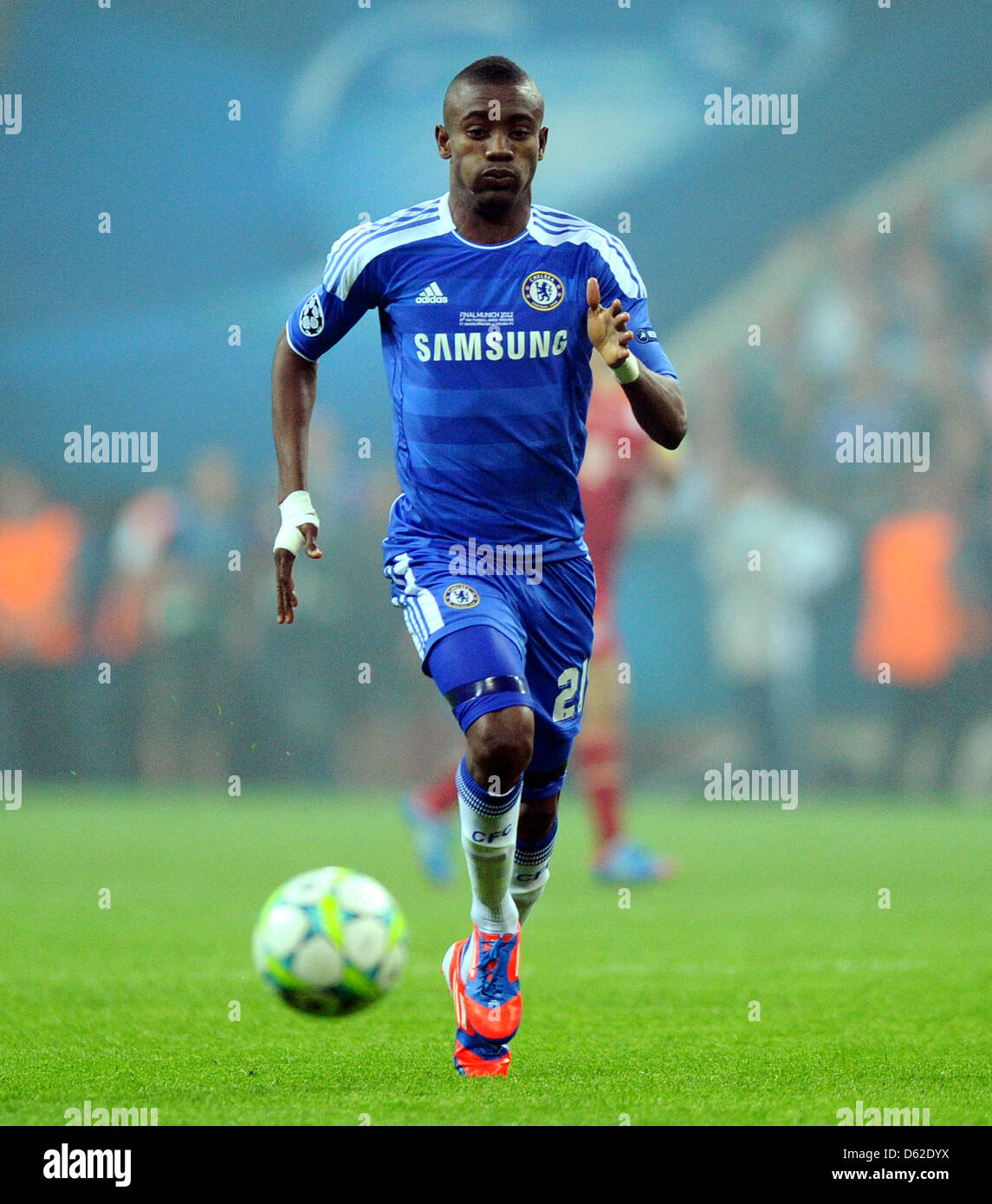 Chelsea di Salomon Kalou gioca la palla durante la UEFA Champions League Soccer finale tra FC Bayern Monaco e FC Chelsea a Fußball Arena München a Monaco di Baviera, Germania, il 19 maggio 2012. Foto: Thomas Eisenhuth dpa/lby Foto Stock