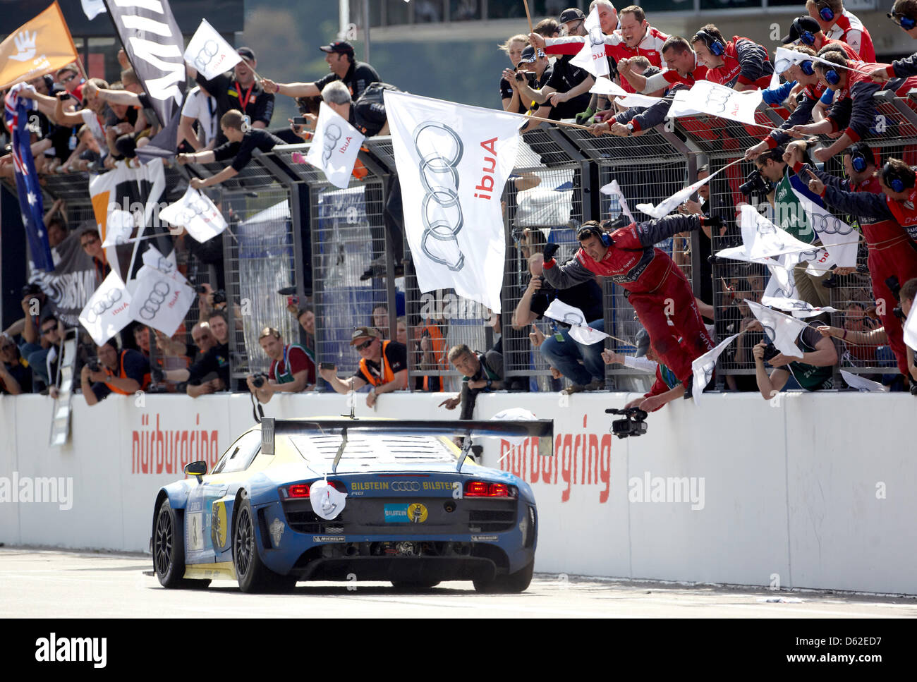 Audi R8 LMS Ultra piloti Stippler, Haase, Basseng e Winkelhock di Audi Sport Team Phoenix vincere la 24 Ore del Nuerburgring gara al Nuerburgring, Germania, 20 maggio 2012. 170 automobili prendere parte all'evento racing. Foto: THOMAS FREY Foto Stock