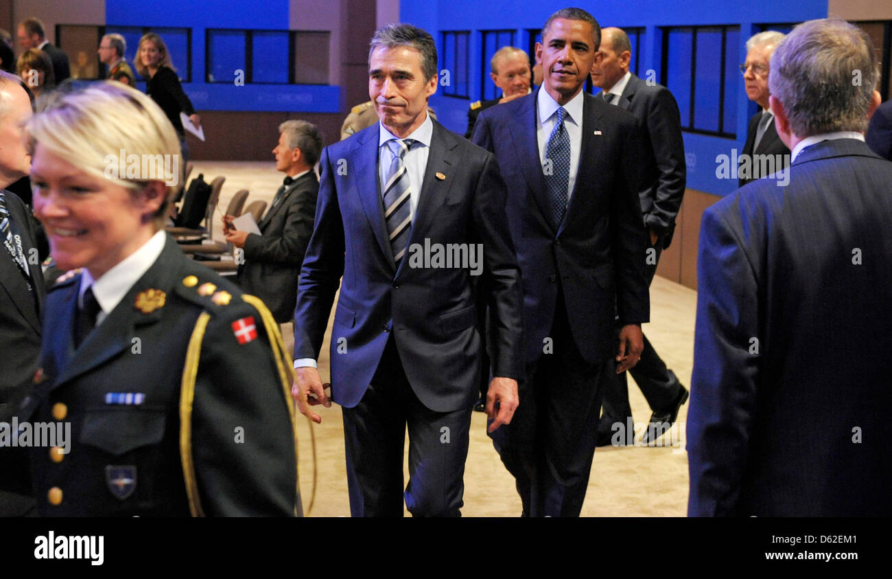 Der Generalsekretär der Nato Anders Fogh Rasmussen (M), und US-Präsident Barack Obama kommen am Sonntag (20.05.2012) a Chicago (USA) zur ersten Arbeitssitzung des NATO-Gipfels. Foto: Michael Gottschalk Foto Stock