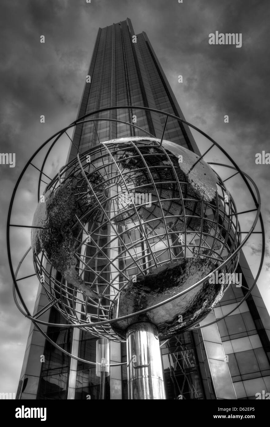 Trump Tower e globo a Columbus Circle a New York City, Stati Uniti d'America Foto Stock