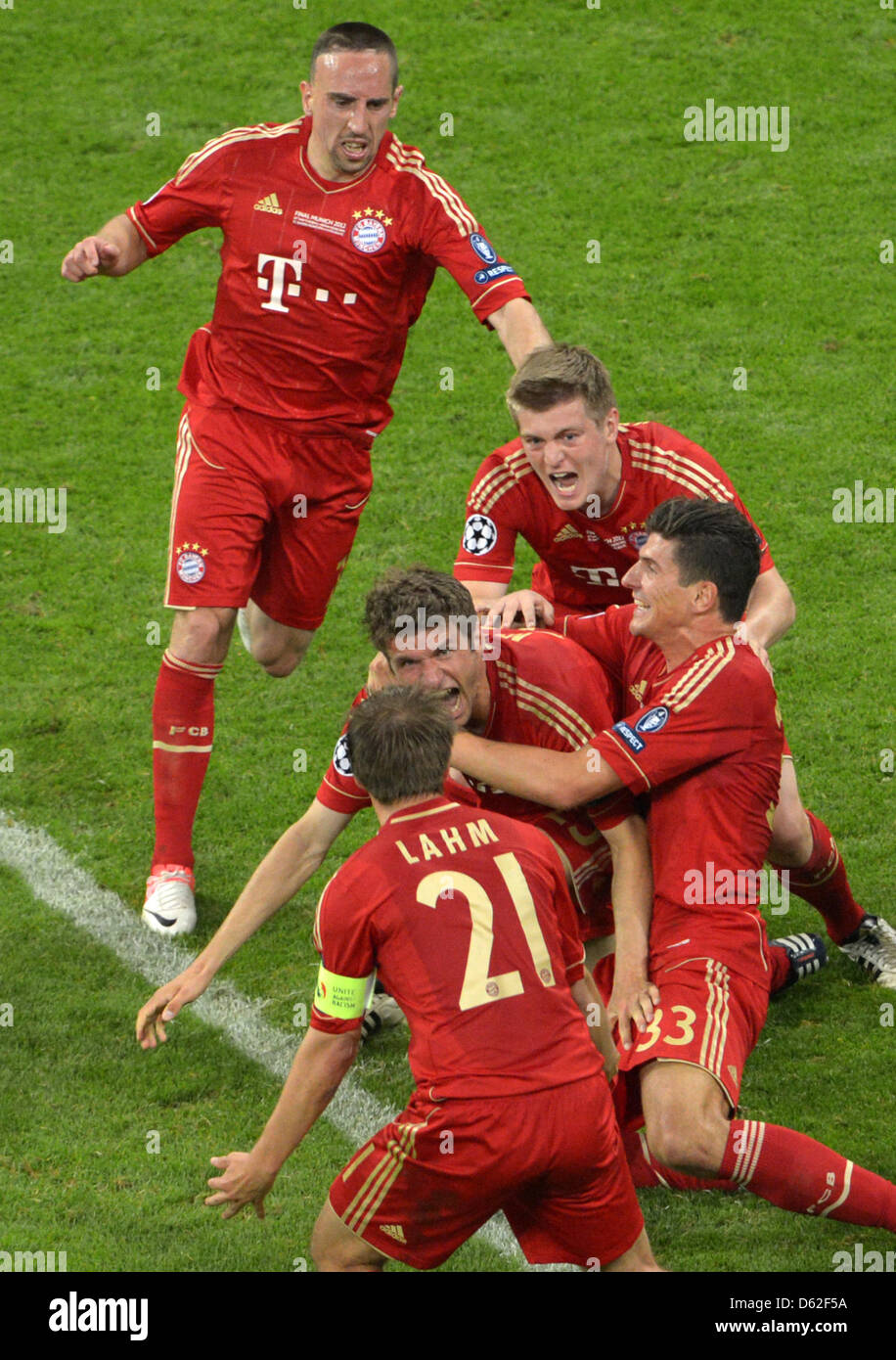 Monaco di Baviera Thomas Mueller (C) festeggia con i compagni di squadra Mario Gomez (R), Philipp Lahm (giù), Franck Ribéry (top) dopo il punteggio 1-0 durante la UEFA Champions League Soccer finale tra FC Bayern Monaco e FC Chelsea a Fußball Arena München a Monaco di Baviera, Germania, il 19 maggio 2012. Foto: Peter Kneffel dpa/lby Foto Stock
