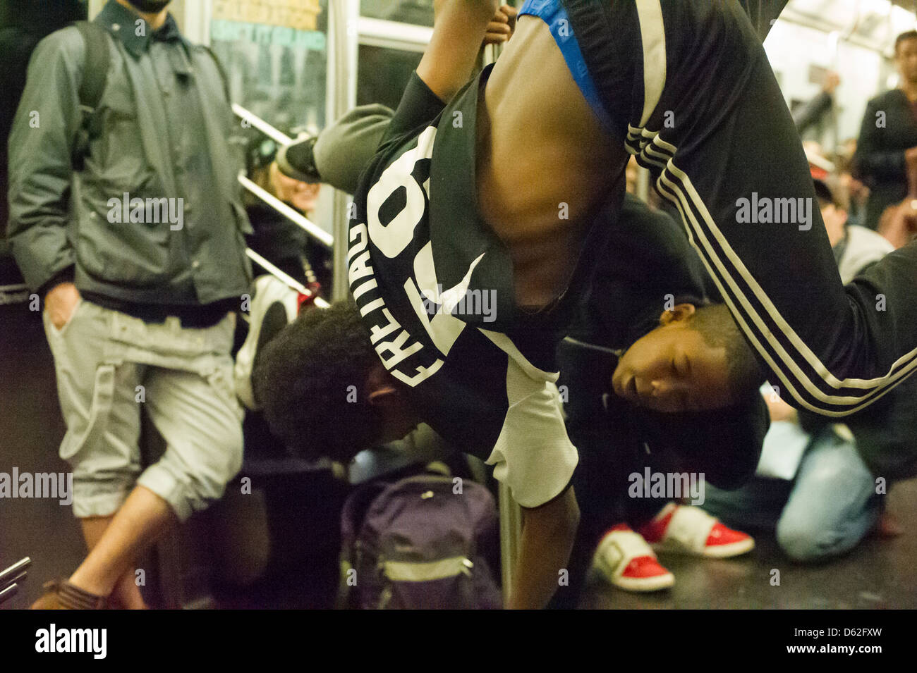 Due esecutori eseguire per i piloti della metropolitana a New York Sabato, 6 aprile 2013. (© Francesca M. Roberts) Foto Stock