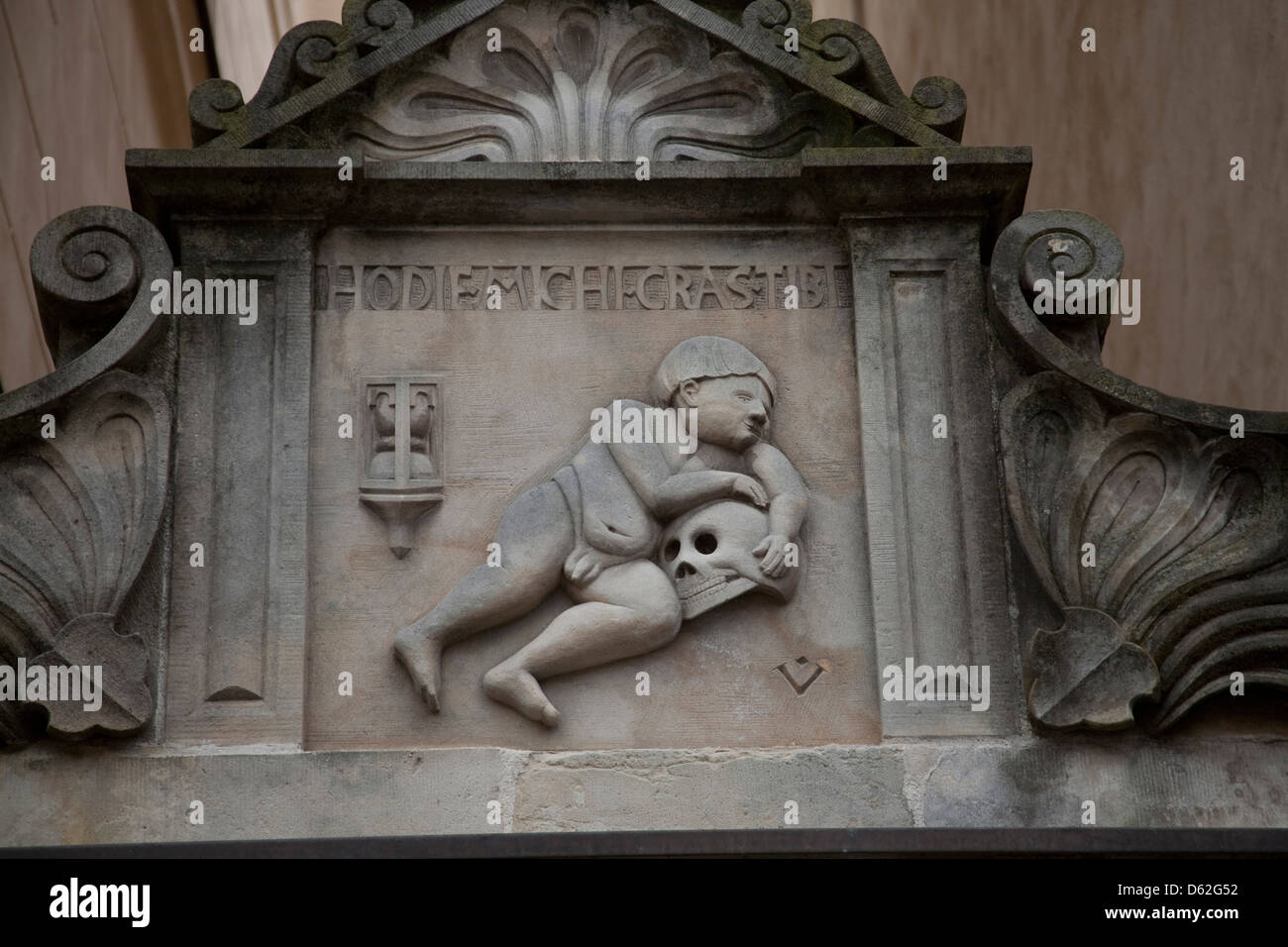 Bassorilievo su ingresso all' Università, Wittenberg, Germania, un sito Patrimonio Mondiale dell'UNESCO. Foto Stock