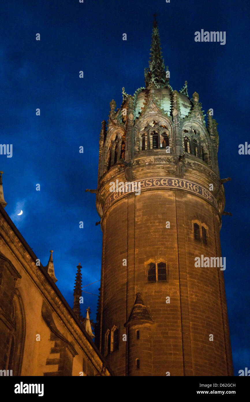 Al crepuscolo, la torre illuminata e la guglia della chiesa del castello, Wittenberg, Germania, un sito Patrimonio Mondiale dell'UNESCO. Foto Stock