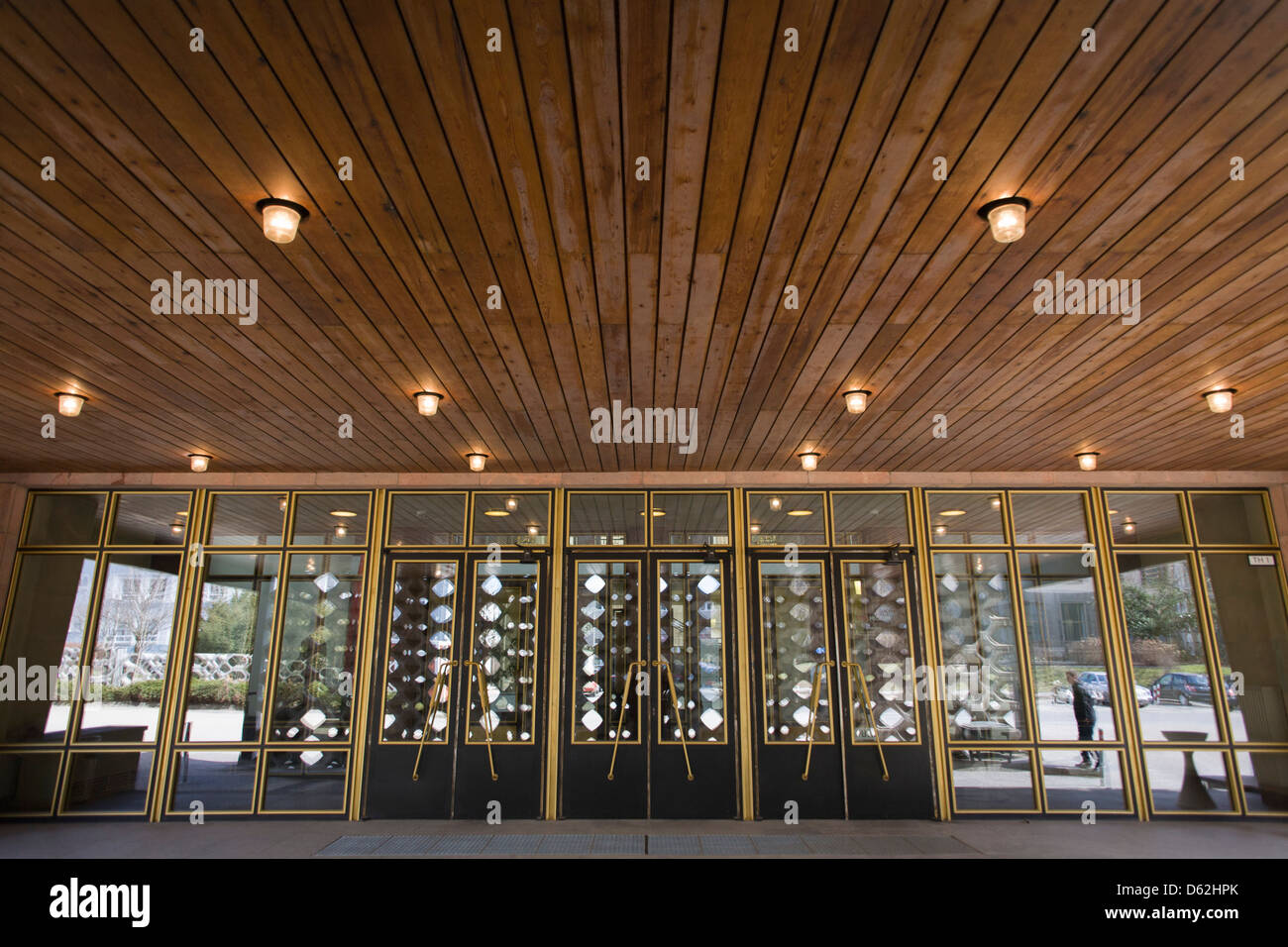 L'ingresso principale di 'Haus 1' la sede ministeriale della Stasi polizia segreta comunista nella Germania orientale, della RDT. .. (Più didascalia nella descrizione) Foto Stock