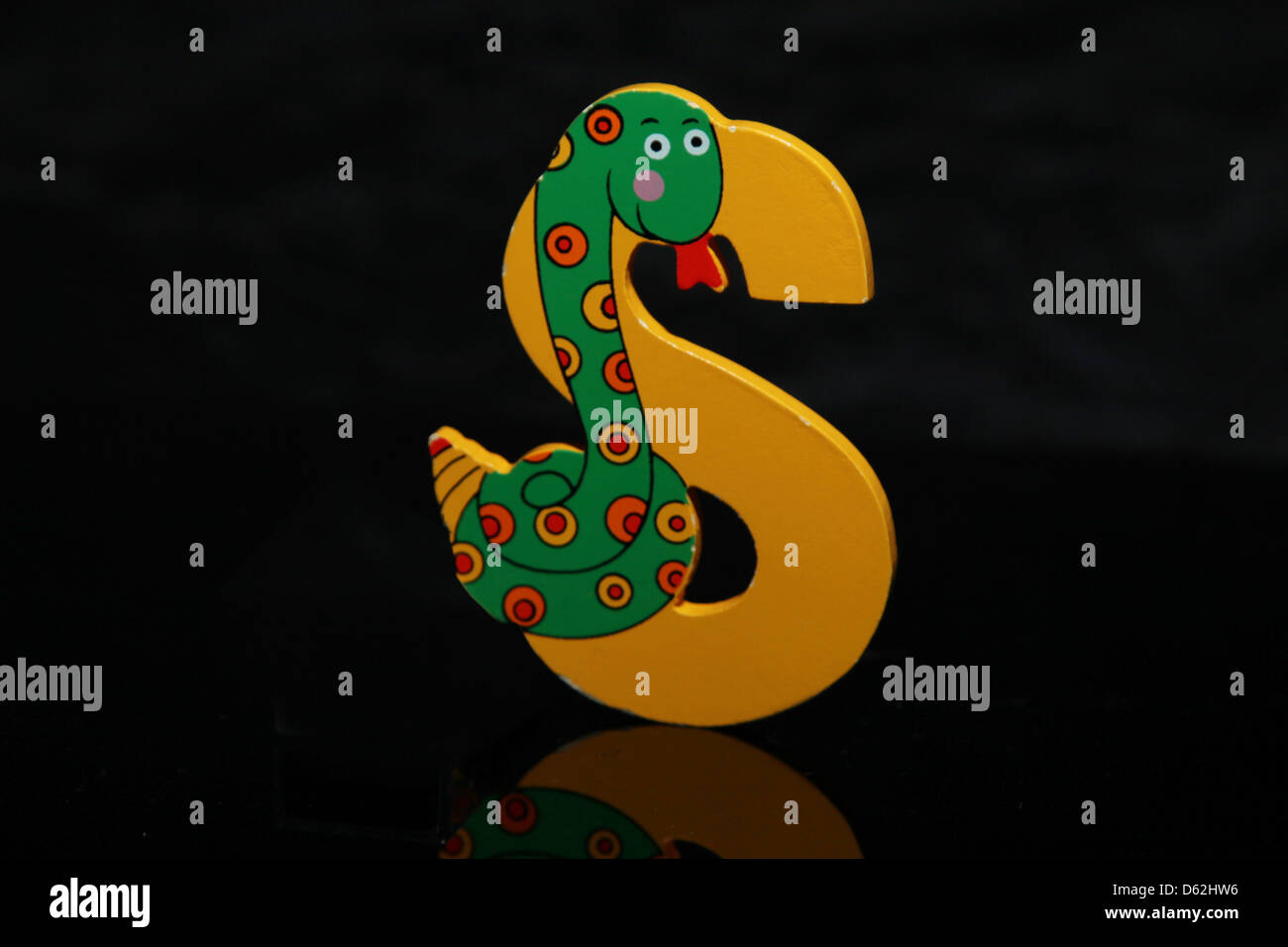 Giallo, Lettera, S, nero, riflessione, il verde serpente Foto Stock