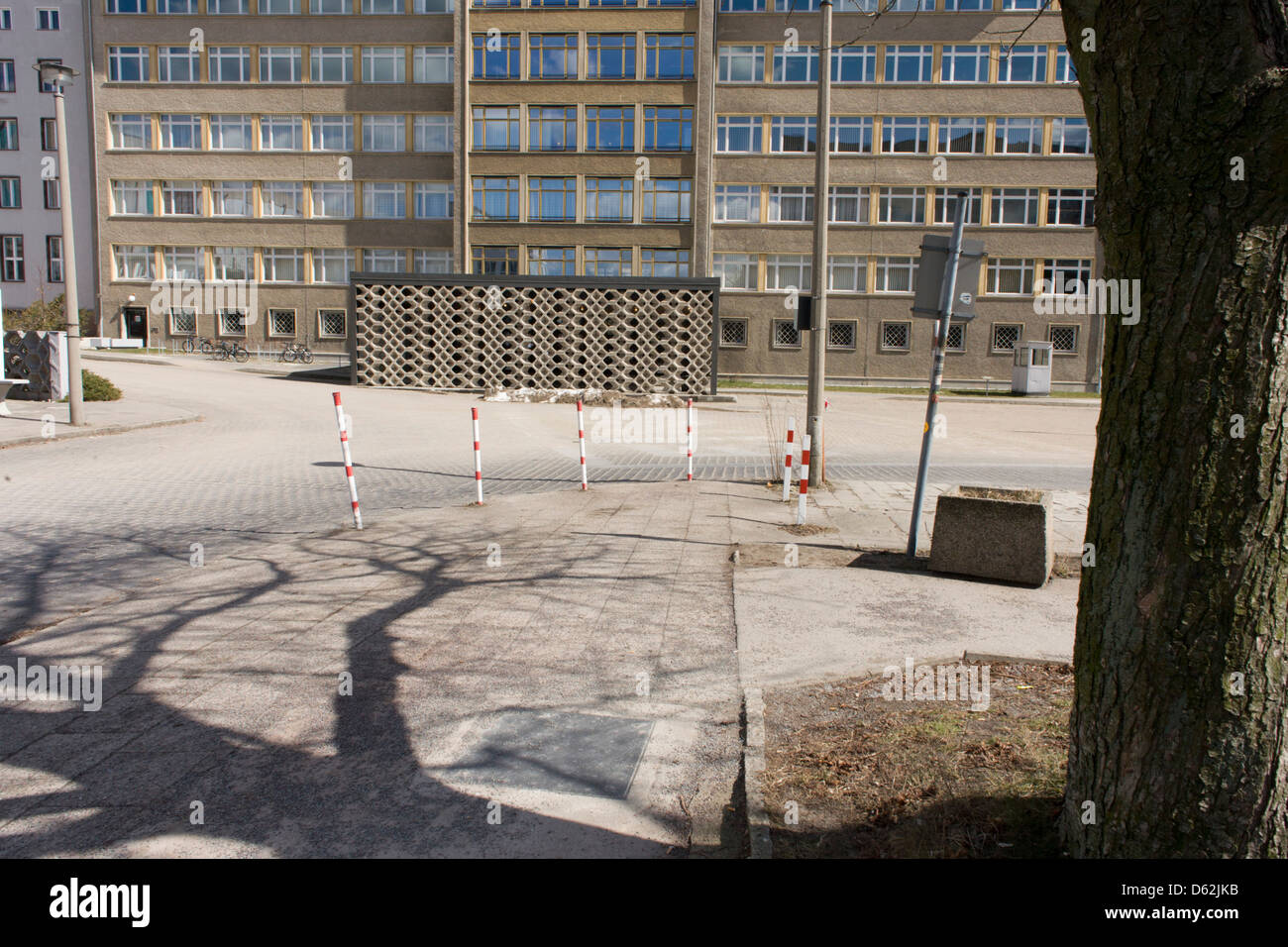 Il piazzale antistante di 'Haus 1' la sede ministeriale della Stasi polizia segreta comunista nella Germania orientale, della RDT. Costruito nel 1960, il complesso ora noto come la Stasi Museum .. (Più didascalia nella descrizione) Foto Stock