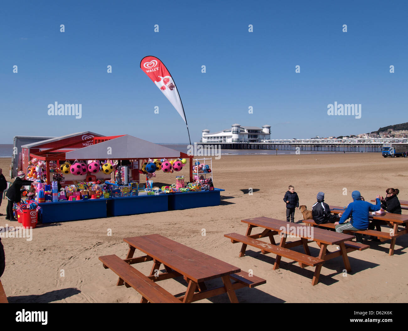 Spiaggia di merci per la vendita sulla spiaggia, Weston-Super-Mare, Somerset, Regno Unito 2013 Foto Stock