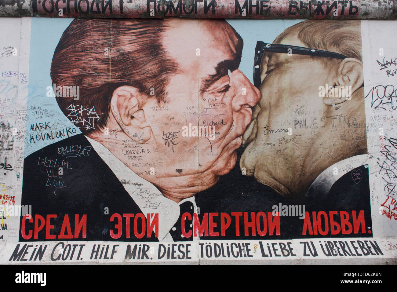 Un dettaglio dalla grande opera intitolata fratellanza Kiss (Bruderkuss) di Dmitry Vrubel che un tempo decoravano una sezione del famoso muro di Berlino in Germania occidentale Russo. I due uomini sono baciare sulle labbra, uno dei più famosi dipinti che ha simboleggiato la divisione dell'Europa durante la Guerra Fredda. Il comunista leader sovietico Leonid Brezhnev bacia il suo tedesco orientale (DDR) controparte Erich Honecker, che infine è stato copiato su di tazze da caffè e T-shirt in tutto il mondo prima di essere distrutto dalle autorità. .. (Di più nella descrizione). Foto Stock