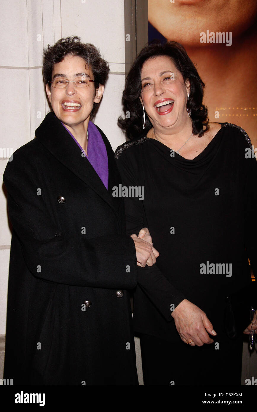 Margaret Edson e Lynne Prato apertura notturna di Manhattan Club teatro 'Wit' la Samuel J. Friedman Theatre - Arrivi. Nuovo Foto Stock