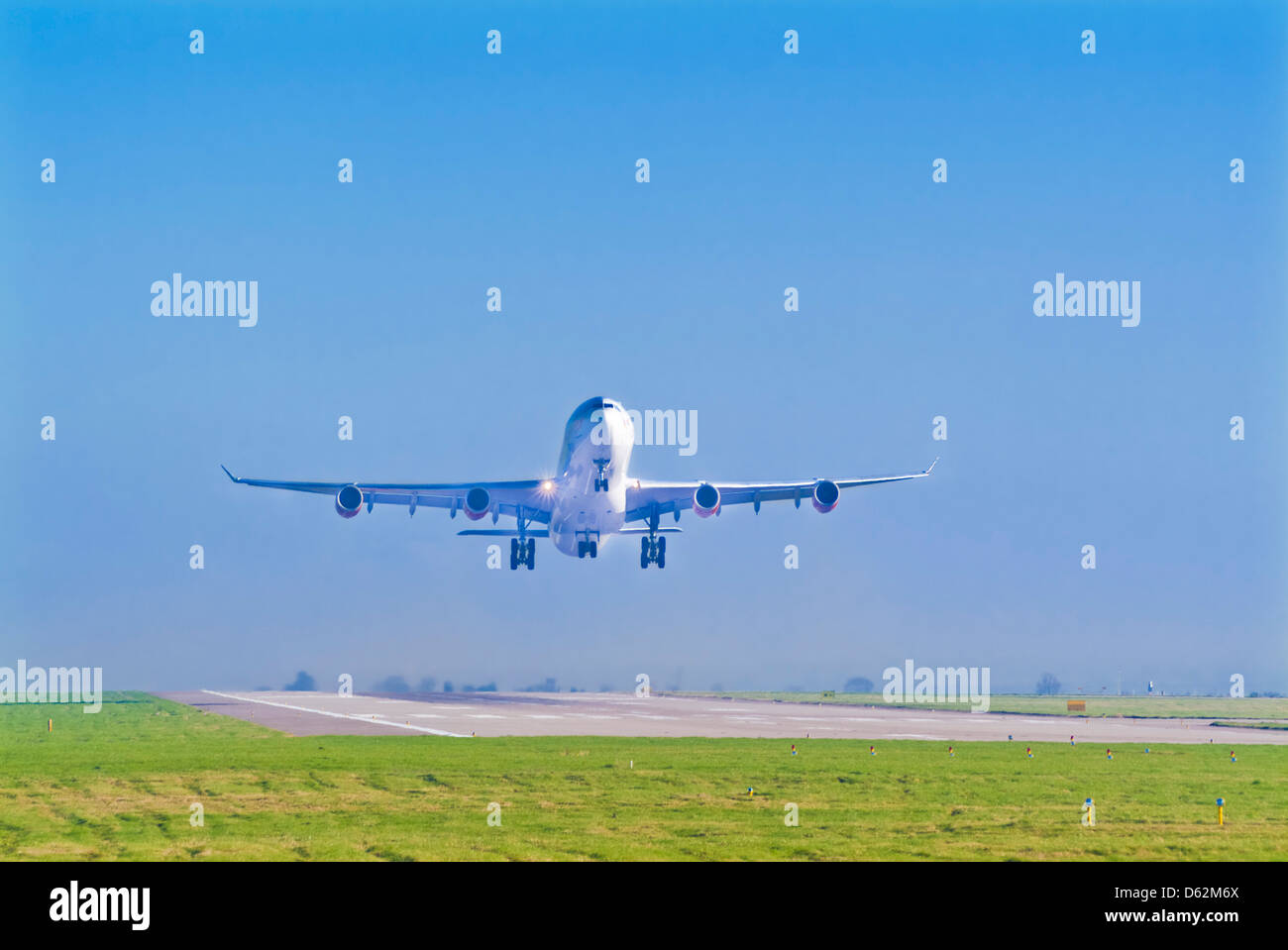 In aereo il decollo o l'atterraggio all'aeroporto di Nottingham East Midlands England Regno Unito GB EU Europe Foto Stock