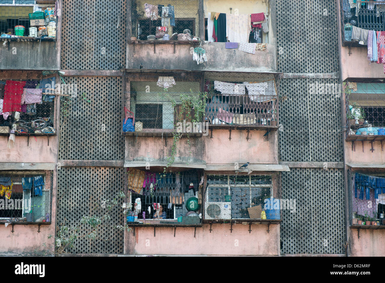 Il lavaggio si asciuga sui balconi di un condominio in Mumbai, Maharastra, India Foto Stock