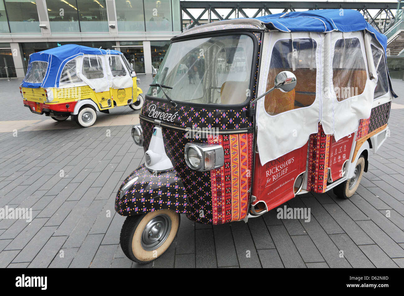 Festival Hall, Southbank, Londra, Regno Unito. 11 aprile 2013. Rickshaws iconico per rilievo sulla Southbank come arte dell'Alchimia Festival nella Southbank. Rickshaws iconico per rilievo presentato dalla Qismat fidarsi di una campagna di beneficenza con una flotta di risciò progettato dal profilo alto marchi, artisti e designer, con lo scopo di raccogliere fondi e di consapevolezza di avversità incontrate da comunità svantaggiate nei paesi in via di sviluppo. Credito: Matteo Chattle / Alamy Live News Foto Stock