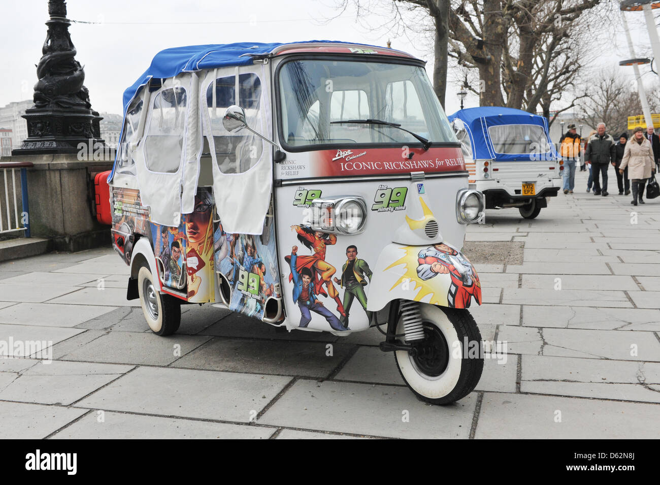 Festival Hall, Southbank, Londra, Regno Unito. 11 aprile 2013. Rickshaws iconico per rilievo sulla Southbank come arte dell'Alchimia Festival nella Southbank. Rickshaws iconico per rilievo presentato dalla Qismat fidarsi di una campagna di beneficenza con una flotta di risciò progettato dal profilo alto marchi, artisti e designer, con lo scopo di raccogliere fondi e di consapevolezza di avversità incontrate da comunità svantaggiate nei paesi in via di sviluppo. Credito: Matteo Chattle / Alamy Live News Foto Stock