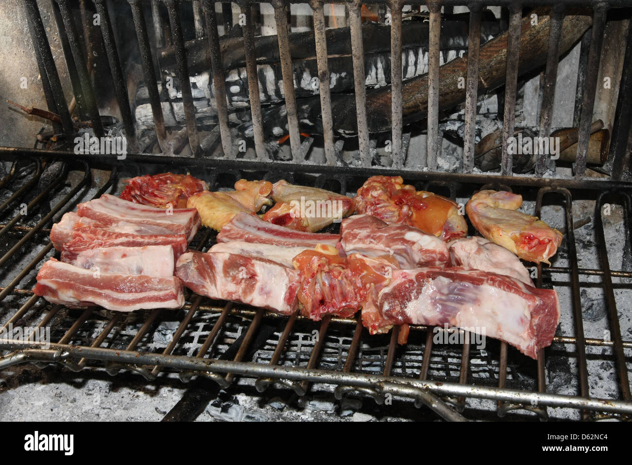 Camino nel ristorante dove potete cucinare costolette di maiale e bistecche  alla griglia Foto stock - Alamy