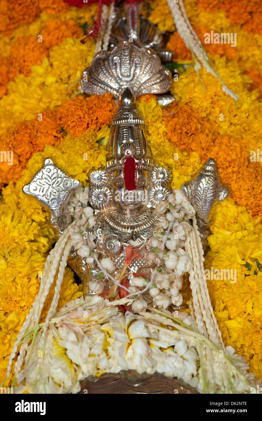 Una massa di fiori adorna la divinità Indù Durga a un tempio nel quartiere Khardunda di Mumbai, Maharastra, India Foto Stock