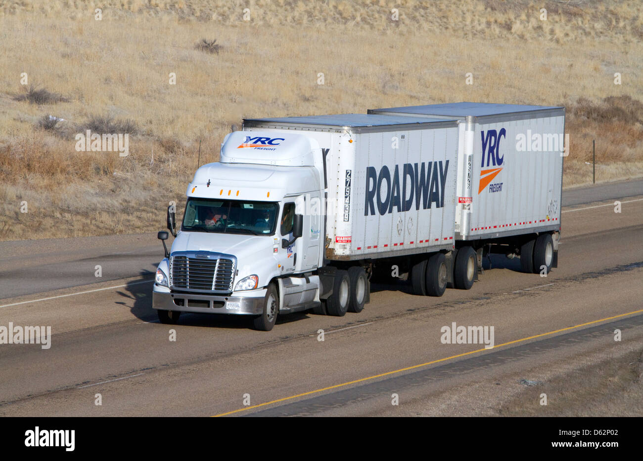 Semi carrello di traino di un rimorchio doppio sulla Interstate 84 vicino a Boise, Idaho, Stati Uniti d'America. Foto Stock