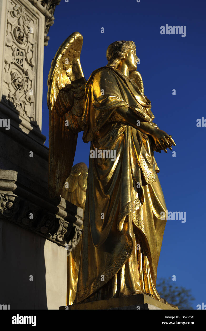 La Croazia. Zagabria. Santa Maria di colonna con angeli e fontana. Uno dei quattro angeli dorati sul piedistallo. Kaptol Square. Foto Stock