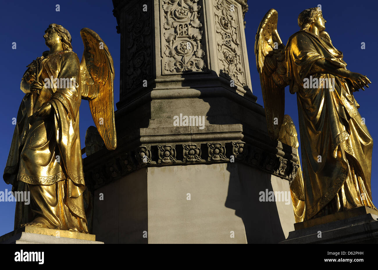 La Croazia. Zagabria. Santa Maria di colonna con angeli e fontana. Due dei quattro angeli dorati sul piedistallo. Kaptol Square. Foto Stock