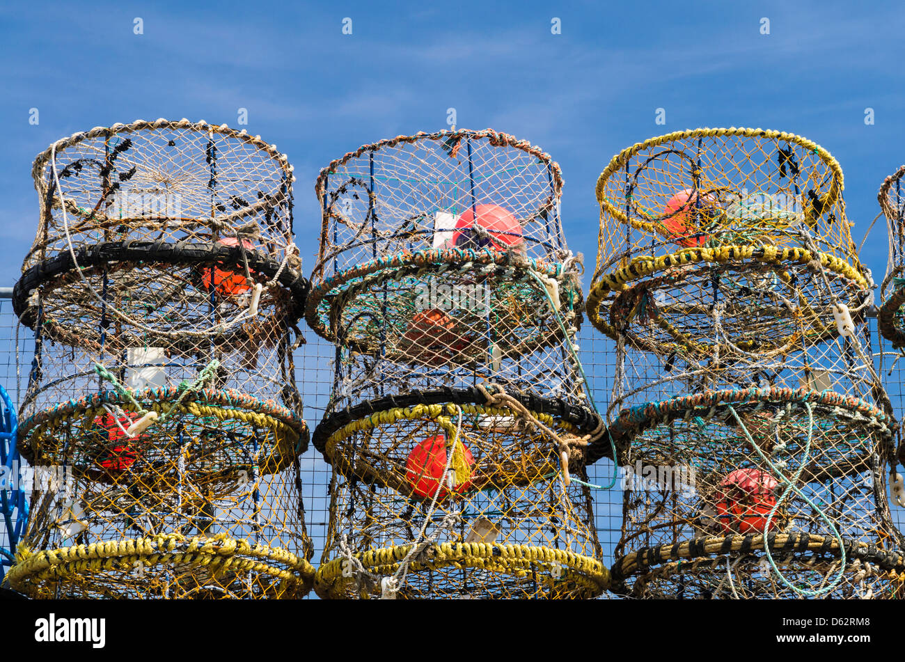 Aragosta bicchieri impilati sul quay nella città di pescatori di Brixham, Devon, Inghilterra. Foto Stock
