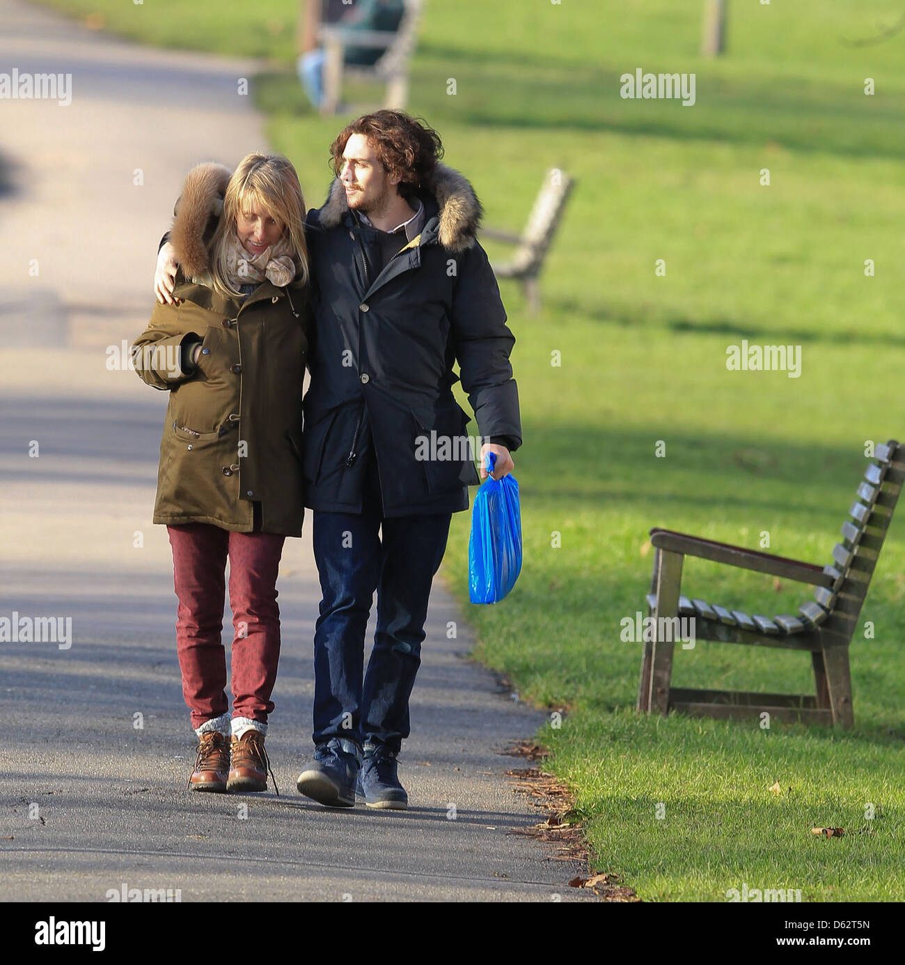 Gravidanza Taylor-Wood Sam e Aaron Johnson a spasso per Primrose Hill Londra Inghilterra - 06.01.12 Foto Stock