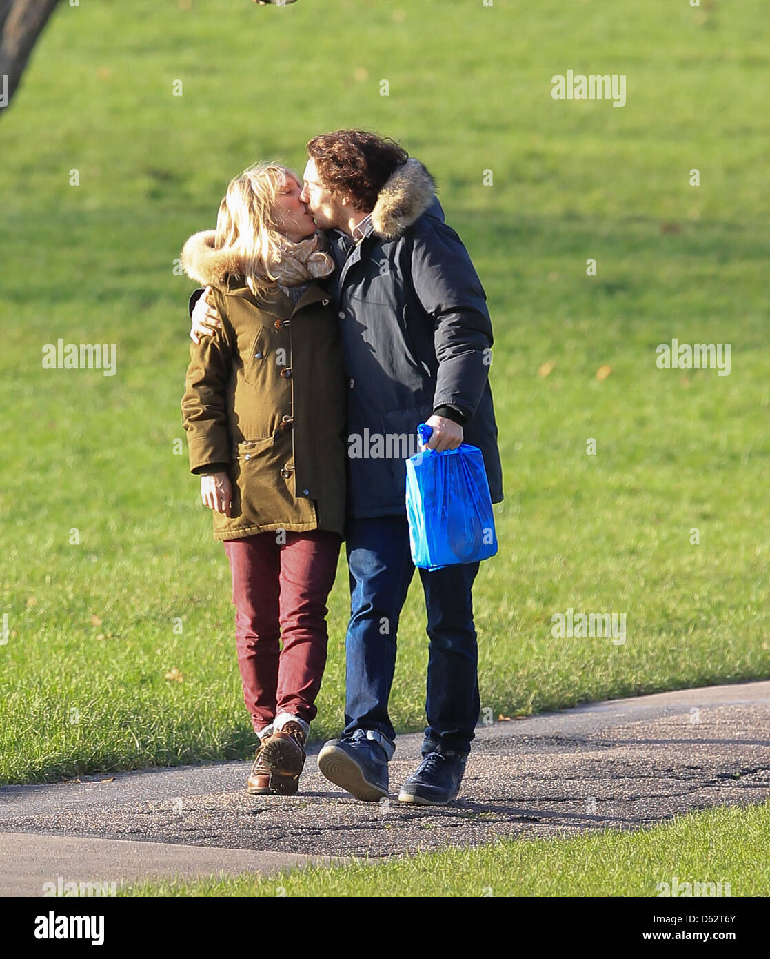 Gravidanza Taylor-Wood Sam e Aaron Johnson condividere un bacio mentre si cammina in Primrose Hill London Inghilterra England Foto Stock