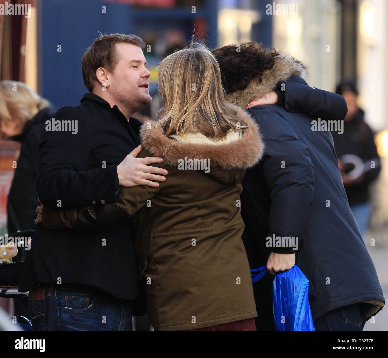 Gravidanza Taylor-Wood Sam e Aaron Johnson salutare James Corden mentre a spasso per Primrose Hill Londra Inghilterra - 06.01.12 Foto Stock